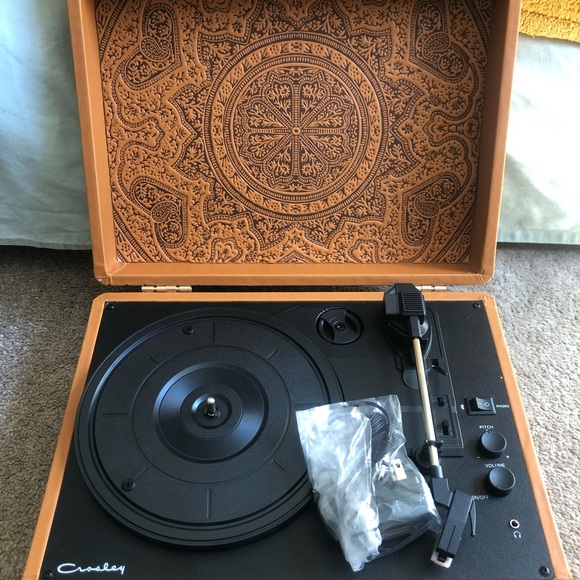 VINYL // Urban Outfitters Crosley Turntable - Picture 6 of 13